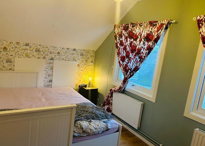 Cozy Room In A Villa With Private Bathroom And Shared Kitchen - 11Min Walking From Huddinge Station