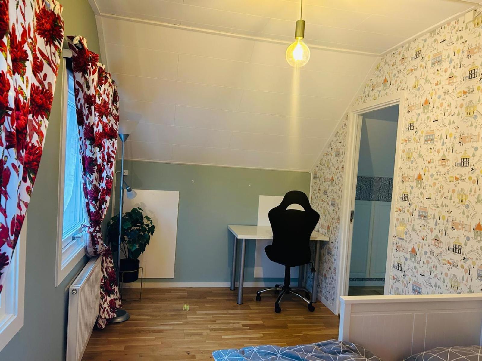 Cozy In A With Private Bathroom And Shared Kitchen - 11min Walking From Huddinge Station Homestay