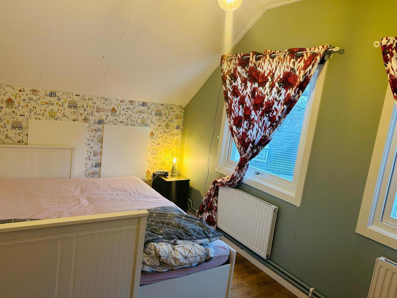 Cozy In A With Private Bathroom And Shared Kitchen - 11min Walking From Huddinge Station *